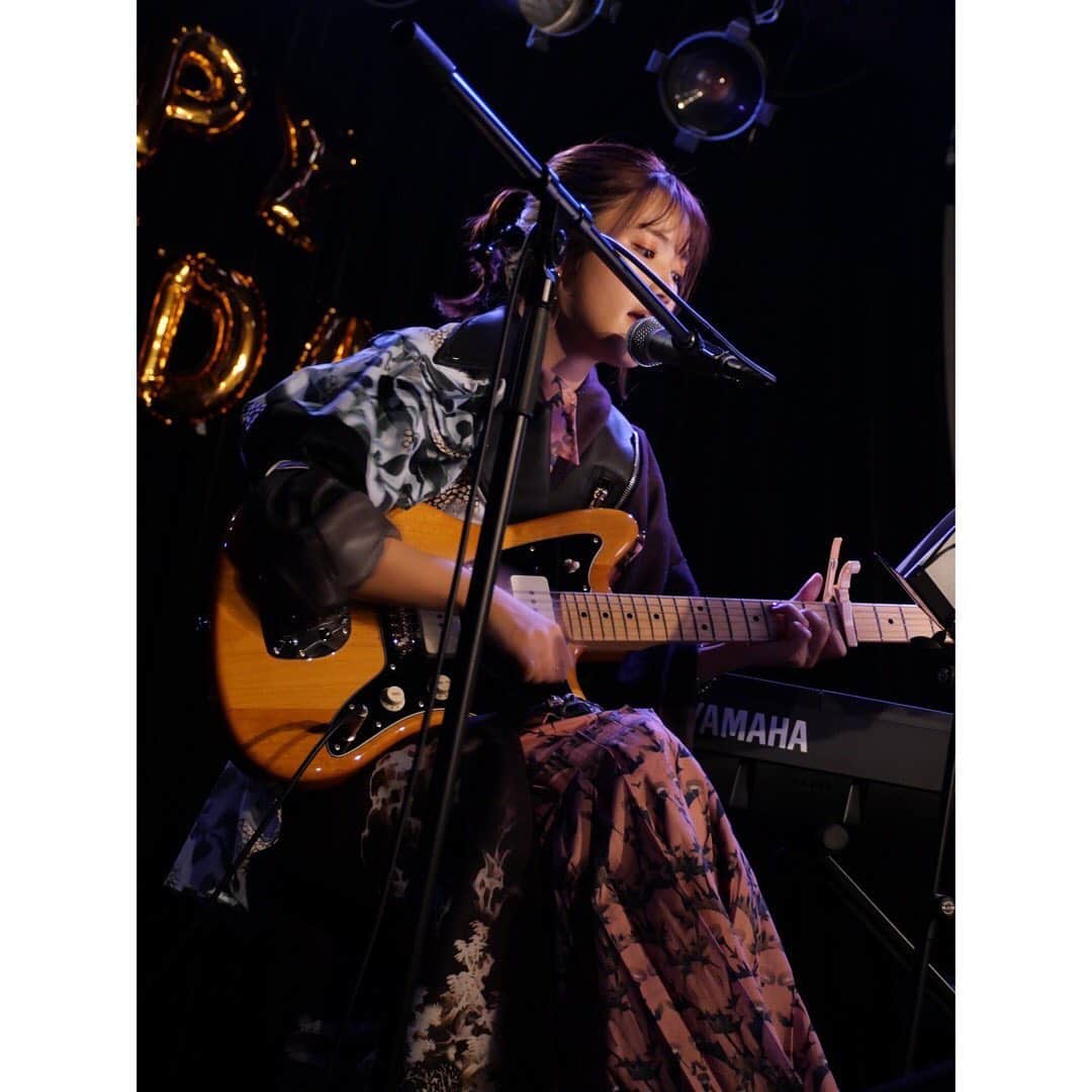 美山加恋のインスタグラム：「ご参加本当にありがとうございました☺︎  こうして直接触れ合う機会ができて、いつも応援してくださっていること、改めてですがとても実感しました。  ありがとうございます。  沢山の方にお祝いしていただいたこと、母に報告します。 ありがとう。  今回はライブハウスでのイベントということで、がっつりライブの構成に挑戦してみました。  ギターもピアノも歌も本当に荒削りだし、完璧主義なところがある自分にとってはめちゃくちゃ悔しかったけど、  役じゃなくて美山自身の全力をお見せすることってなかなかないから本当に素直な自分を見せた気分です。 ものすごく刺激をもらいました。  緊張感すごかったと思うけど、見守っていただきありがとうございました😊笑  25歳、美山加恋レベルアップするぞ。  愛をもらいすぎてお腹パンパンです。  そして、 本当に沢山動いてくれたマネージャー富永さん、 至る所でお手伝いしてくれたホリプロスタッフさん、 調布crossの皆さん、 FCスタッフの皆さん、 グッズ制作に携わってくださった皆さん、 かわいい衣裳用意してくれたきえさん、 素敵なヘアメイクしてくれた市岡さん、 陶芸でご協力くださったgallery cafe私游さん、  ありがとうございました☺︎  ちなみにこの陶芸の裏話やらイベントの裏話も 19日の生配信でちゃんとするのでぜひご参加ください。  話したいこといっぱいあるから‼ イベントの時トークの時間なくて話せなかったことあるから‼︎‼︎笑  生配信は12/19 (日)12時からです！  そして、 バースデーイベントアーカイブ配信延長決定！  https://sp.arena.artist-site.jp/feature/?fid=eb1a6e173c622119ef37599278a62752  ご好評につき、12/19(日)23:59までに延長がきまりました！ 生配信前にぜひ！」