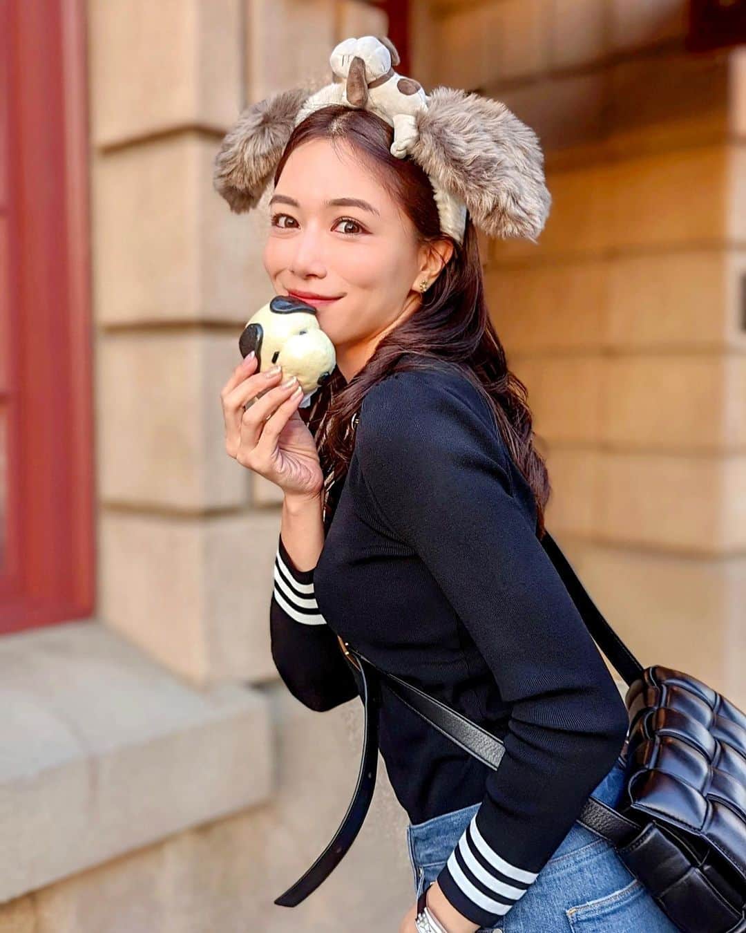 石井里奈さんのインスタグラム写真 - (石井里奈Instagram)「こんばんは🥰❤ . 今日は先月の大阪編🐙✨ 久々のUSJに行ってきました💕 撮影で行ってたのでたった2時間の滞在でしたが食べたいもの食べて乗りたいもの乗れて大満足♥️ . いい大人ですが、USJも夢の国❣️ということでスヌーピーの人気のカチューシャでスヌーピーまんを🐶🧡 . これまたあたたかくてとっても美味しくて可愛くてほっこり💕 . tops... @bordersatbalcony_official  jeans... @upperhights  boots... @maisonmargiela  bag... @newbottega  . 今日は芸能人御用達の脳洗浄で自由が丘にある @nuifuu.salon さんへ🧠✨全く痛くなく洗浄されてる感じもないのにスッキリ❣️笑　オイルでデコルテとフェイシャルマッサージしてもらって硬い頭皮もしっかりケア💕むくみとれて、目がぱっちり！ 忘年会やパーティーでアルコール飲んで浮腫んでる方、必見です🙆‍♀️ . 今日もお疲れ様でした💕 . #usj #ユニバーサルスタジオジャパン #ユニバーサルスタジオ #ユニバ #universalstudiosjapan #ユニバコーデ #スヌーピー #大阪グルメ #大阪旅行 #大阪 #osaka #りなまるグルメ #遊園地 #snoopy #snoopycafe #snoopymuseum #スヌーピーコーデ #スヌーピーミュージアム #スヌーピーコラボ #大阪スイーツ #ユニバ写真部 #ユニバ好きと繋がりたい #bordersatbalcony #upperhights #インスタ映えスイーツ #カチューシャ #カチューシャアレンジ #大阪市 #universalstudios #脳洗浄」12月15日 20時39分 - ri7tin1025