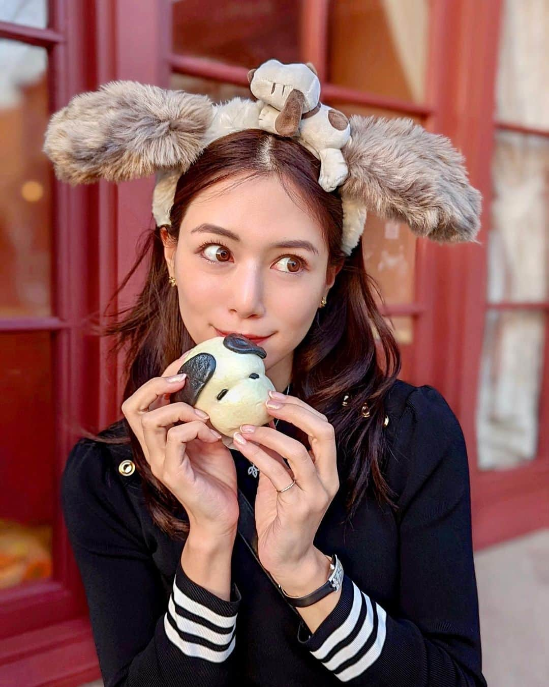 石井里奈さんのインスタグラム写真 - (石井里奈Instagram)「こんばんは🥰❤ . 今日は先月の大阪編🐙✨ 久々のUSJに行ってきました💕 撮影で行ってたのでたった2時間の滞在でしたが食べたいもの食べて乗りたいもの乗れて大満足♥️ . いい大人ですが、USJも夢の国❣️ということでスヌーピーの人気のカチューシャでスヌーピーまんを🐶🧡 . これまたあたたかくてとっても美味しくて可愛くてほっこり💕 . tops... @bordersatbalcony_official  jeans... @upperhights  boots... @maisonmargiela  bag... @newbottega  . 今日は芸能人御用達の脳洗浄で自由が丘にある @nuifuu.salon さんへ🧠✨全く痛くなく洗浄されてる感じもないのにスッキリ❣️笑　オイルでデコルテとフェイシャルマッサージしてもらって硬い頭皮もしっかりケア💕むくみとれて、目がぱっちり！ 忘年会やパーティーでアルコール飲んで浮腫んでる方、必見です🙆‍♀️ . 今日もお疲れ様でした💕 . #usj #ユニバーサルスタジオジャパン #ユニバーサルスタジオ #ユニバ #universalstudiosjapan #ユニバコーデ #スヌーピー #大阪グルメ #大阪旅行 #大阪 #osaka #りなまるグルメ #遊園地 #snoopy #snoopycafe #snoopymuseum #スヌーピーコーデ #スヌーピーミュージアム #スヌーピーコラボ #大阪スイーツ #ユニバ写真部 #ユニバ好きと繋がりたい #bordersatbalcony #upperhights #インスタ映えスイーツ #カチューシャ #カチューシャアレンジ #大阪市 #universalstudios #脳洗浄」12月15日 20時39分 - ri7tin1025