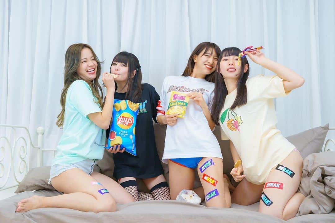 のインスタグラム：「改めまして12月4日グラレボ大阪・心斎橋ありがとうございました❤️  参加者の皆様、出演モデルの皆様、お手伝いしてくれたスタッフの皆さんのおかげで無事に閉幕致しました✨  これで今年の【グラレボ】はラストです🥺  参加者様、出演モデル様どちらにも満足していただけるイベントに  また、主催の私やスタッフも楽しく笑顔がたくさん溢れるイベントにしていきます❗️  まだまだ至らないところも多々ありますが、今後ともどうぞ宜しくお願い致します✨  2022年グラレボ関西は5月と10月に開催予定です🥳お楽しみに✨  ⚠️グラレボにて撮影いただいたお写真のSNS掲載については、各モデルさんにご確認下さい。  集合写真📸  水色T @kozueeeeee_  黒T @shimarisuchan108  白T @aimi_feti  黄T @maomashiro   ALL  T-shirt  @berak_   photo @shoji_photographer   location @dresta_shinsaibashi   #グラレボ #撮影会 #大阪撮影会 #グラレボ大阪 #関西撮影会 #モデル募集m#カメラマン募集　#集合写真 #party #パジャマパーティー #お揃い #お揃いコーデ #お菓子パーティー #パーティー #女子会 #女子会パーティー」