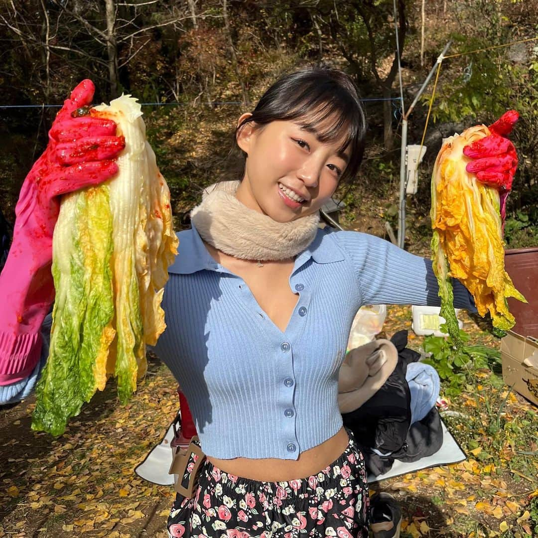 ピョ・ウンジさんのインスタグラム写真 - (ピョ・ウンジInstagram)「😂😂😂😂 Youtube premiers tonight at 10pm (KST) Check out my Kimchi making ajumma fashion🤣 유튜브 실시간 공개 오늘 10시ㅋㅋ 몸빼 사진을 피드에 올리는게 맞는건가 수많은 생각을 했지만… 다들 이따보자…ㅋㅋ 👉🏻www.youtube.com/c/djhenney ———————————————————————— ❤️Join my Likey 은지 라이키로 와❤️ 👉🏻 https://melikey.co/pyoapple/wall」12月15日 20時55分 - pyoapple