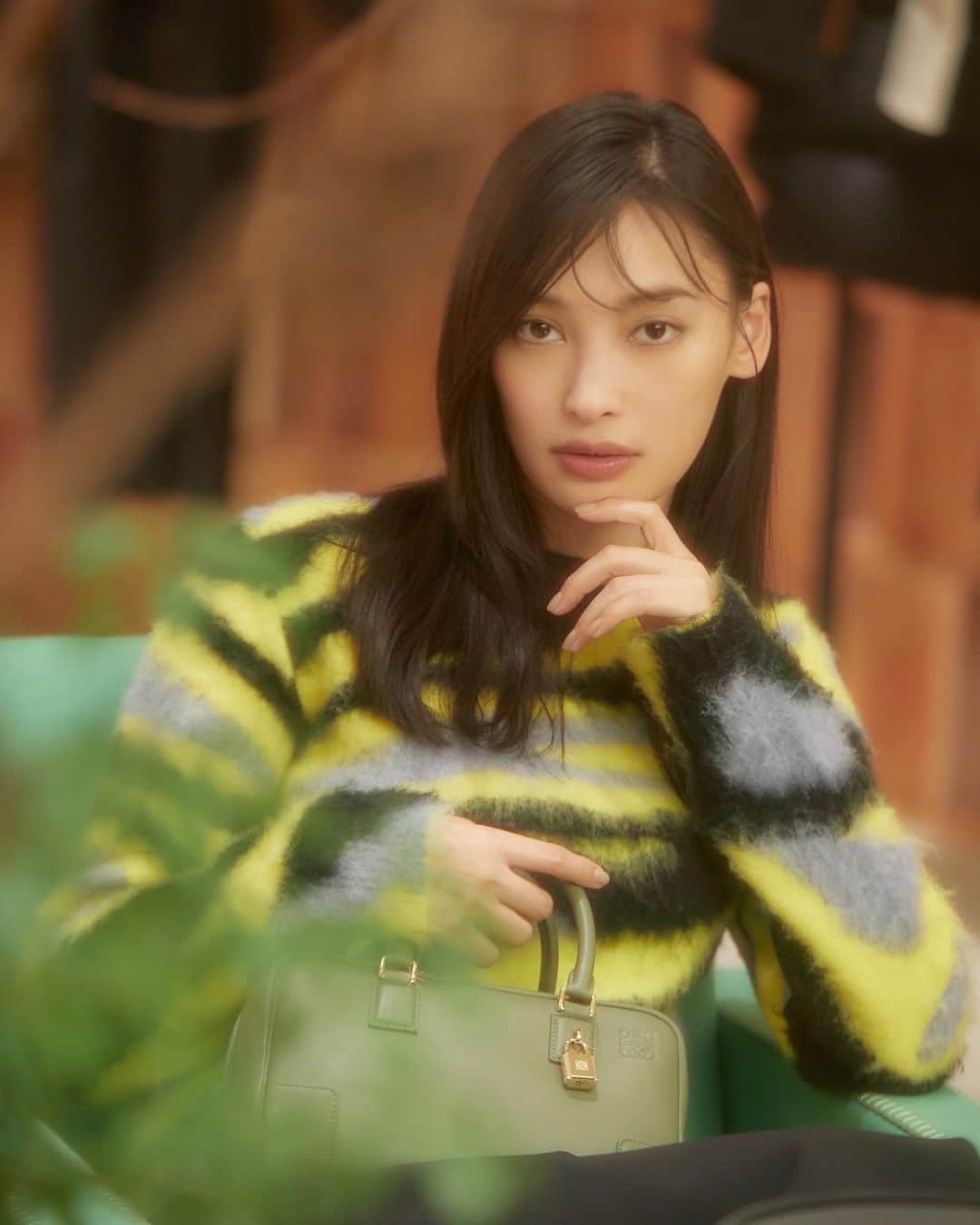 大政絢のインスタグラム：「本日15日にリニューアルオープンとなった LOEWE GINZASIX に遊びに行ってきました！ 普段からお買い物に行っていましたが、リニューアルし店内も広くなり、お財布や小物の種類も豊富に取り揃えてあり目移りしながら  特に 今日私が持っているアマソナはグリーンが絶妙で前から注目していたので直接見れて気分が上がりました🌿  これからの時期、好みのホリデーギフトが探せるかも🎄✨  #LOEWE#GINZASIX」