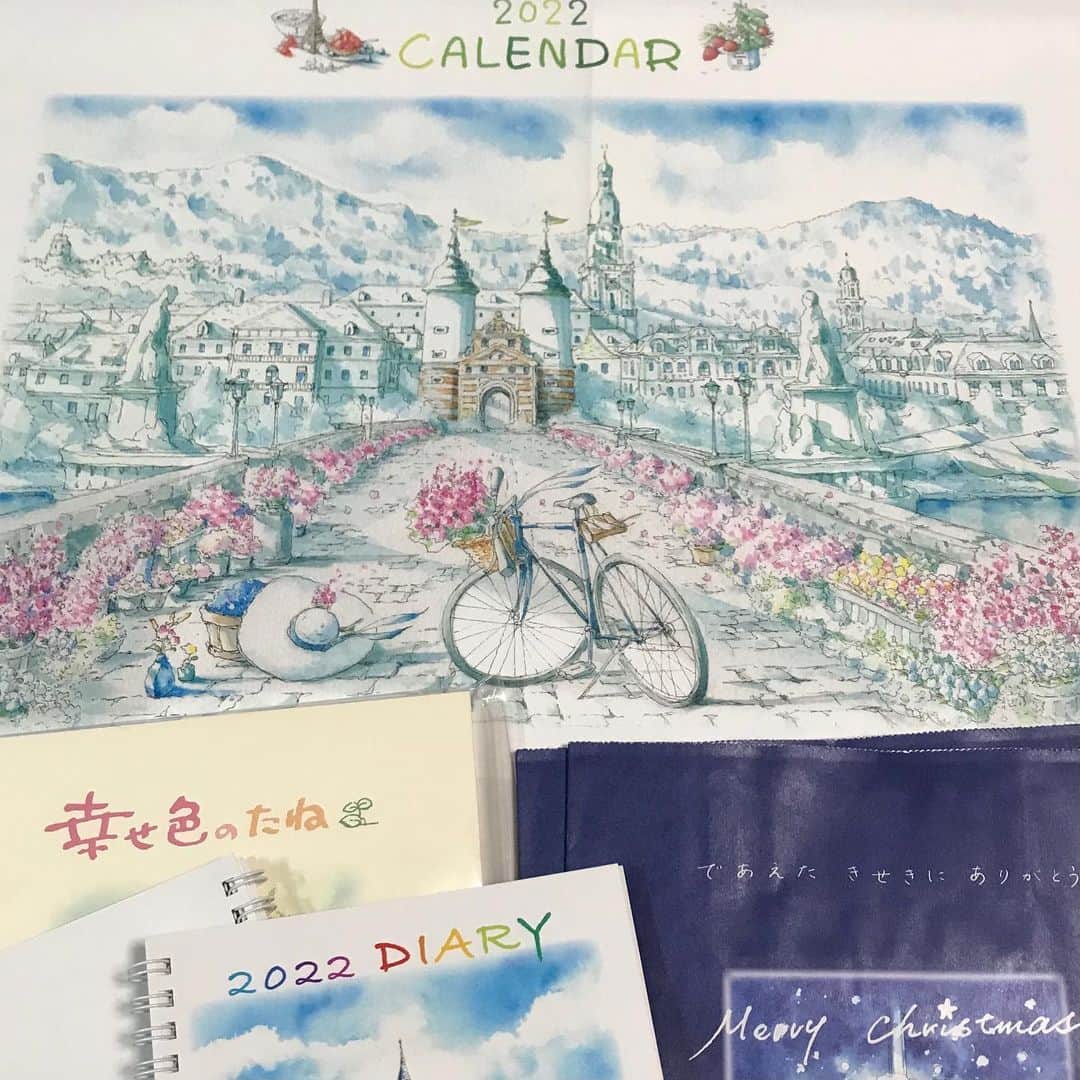 岡村孝子さんのインスタグラム写真 - (岡村孝子Instagram)「とても寒くなりましたね。  皆さん　風邪などひいていませんか。  私は・・・ちょっと疲れ気味だったので癒されたくて内田新哉さんの作品展を見に行って来ました。  やさしい色彩の内田さんの絵といつも変わらず素敵なスマイルの内田さん😊ほっこりしましたー。  知人から頂いた真穴みかん(すごく甘くて美味しい！)をいっぱい食べて、ビタミン補給して🍊  明日もがんばろう😌  Day869」12月15日 21時33分 - okamuratakako_official
