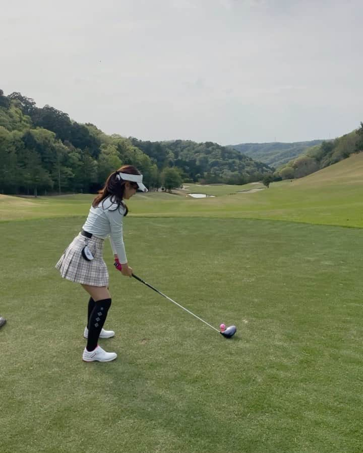 KAGAWACHIHOのインスタグラム：「いつかのスイング🏌️‍♀️⛳️💕  @j.jane_japan のゴルフウェア 本当に可愛いかったなぁ😍💭  はやくウェア着てゴルフしたい💕  あ！今日はボーナス支給日だ💰  何に使おうかな〜🤔💭💕  #ゴルフ#ゴルフ女子#ゴルフウェア #ゴルフ初心者#ゴルフ仲間募集中  #ゴルフ好きな人と繋がりたい #韓国ゴルフウェア#女子ゴルフ #ゴルフスイング#ザトラディションゴルフクラブ #golf#golfswing#golfwear」