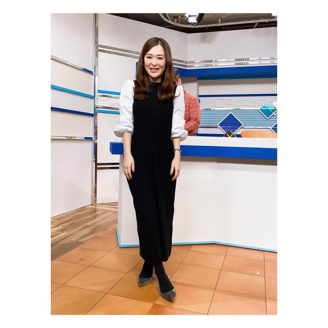 小野口奈々のインスタグラム：「・ 先週の衣装☺︎ 珍しくスタジオでBLACKを🖤  袖が切替えになっているワンピースを ずっと探していて なかなかしっくりくるものが見つからなかったのですが やっと出会えました👗 甘くなりすぎない 縦長のスッキリラインがお気に入りです✨ #アナウンサー衣装 #私服 #ワンピース #袖切り替えワンピース #ニットワンピース  #ドッキングワンピース #fashion #ootd」