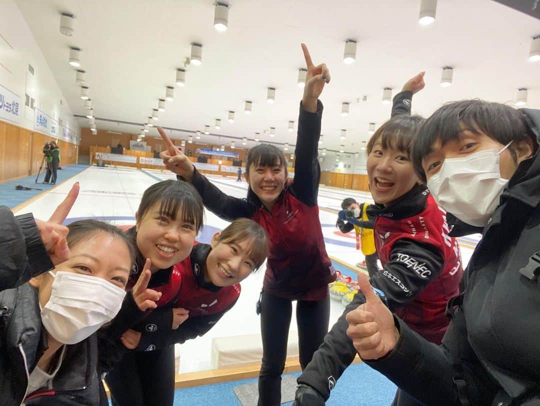 北澤育恵のインスタグラム：「🎖 世界選手権代表選考会で2022世界選手権の切符をGETしました🇯🇵 皆さん沢山の応援やメッセージありがとうございました🤍 千秋ねーさんの念が届いたよパワー全開でした！ありがとう🔥 課題も沢山あるので、世界選手権に向けてこれから更にレベルUPしていきます🔥🔥 写真（c）JCA #ねーさん待ってるよ #みんな連戦お疲れさま #curling #カーリング #世界選手権代表選考会 #中部電力カーリング部 #instasports #instagood」