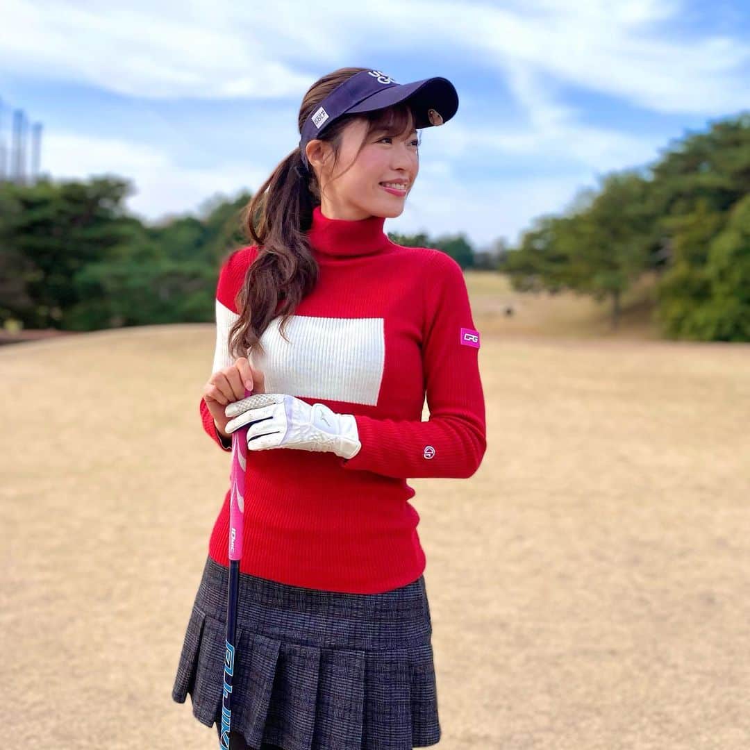 高橋としみさんのインスタグラム写真 - (高橋としみInstagram)「最近仕事もプライベートも 雨ゴルフが多くてつらい🥺💦  この日は晴れました！！ お陰でゴルフも最高です😁  ゴルフコーデ⛳️ ニット　@cpggolf_official  スカート　@chucuchu_official_jp  #ゴルフ#ゴルフ女子#ゴルフコーデ#golf」12月15日 22時17分 - toshimi_1002