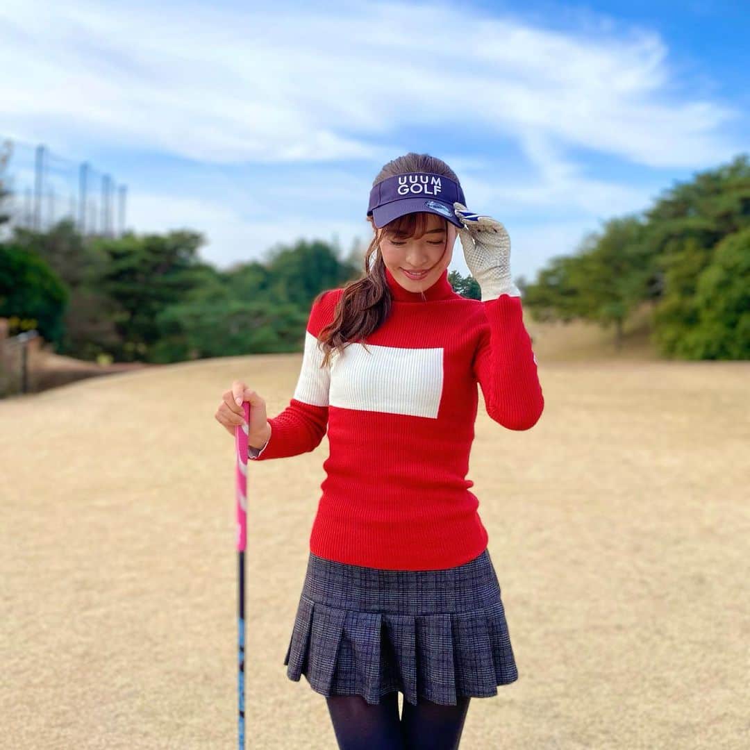 のインスタグラム：「最近仕事もプライベートも 雨ゴルフが多くてつらい🥺💦  この日は晴れました！！ お陰でゴルフも最高です😁  ゴルフコーデ⛳️ ニット　@cpggolf_official  スカート　@chucuchu_official_jp  #ゴルフ#ゴルフ女子#ゴルフコーデ#golf」