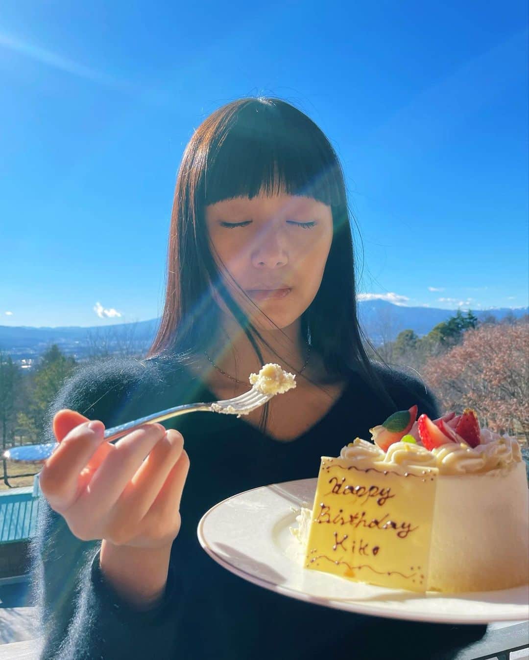 新井貴子のインスタグラム：「Thank you for all your warm birthday wishes!💕💕  真冬に外でバースデーケーキ🎂 31歳にして初の試み。  ケーキは外で食べても美味しかった。 #ホールでいったった🦦」