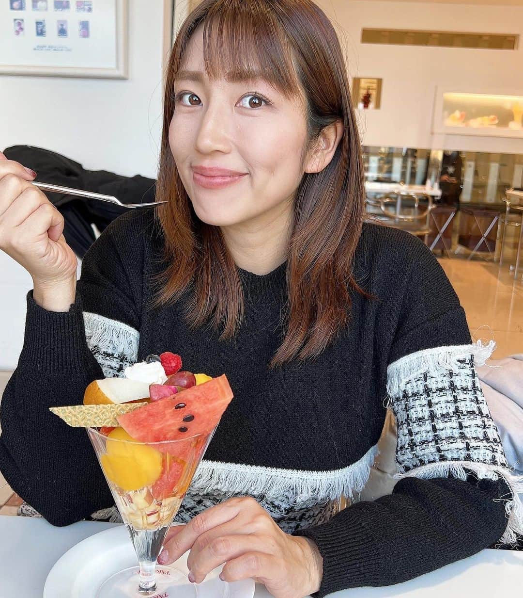 庄司ゆうこさんのインスタグラム写真 - (庄司ゆうこInstagram)「PSY11期生卒業のさやかちゃんとランチ＆フルーツパーラーへ🥭✨ さやかちゃんは二児の母でもありながら、うちでオンラインヨガや恵比寿のスタジオでもレッスンしてくれたりと本当にいつも頑張ってくれています😭✨ 娘さんにも初めて会えたぁー💓 めちゃくちゃ可愛い😍💕 抱っこさせてもらったらまだまだ軽い☺️ ももちゃんは最近重くて一瞬しか抱っこ出来ない🤣 はぁー💓癒されたぁー💓 そしてネイルはクリスマスカラーにしたよ❣️ #takanoフルーツパーラー #フルーツパフェ#チョコレートパフェ#ランチ#新宿ランチ#ママ友#女の子ママ#女の子#1歳#可愛いすぎる#癒し#ベビフル#こどものいる暮らし#ネイル#パラジェル#ハンドジェル#クリスマスカラー」12月15日 22時32分 - yuko.shoji