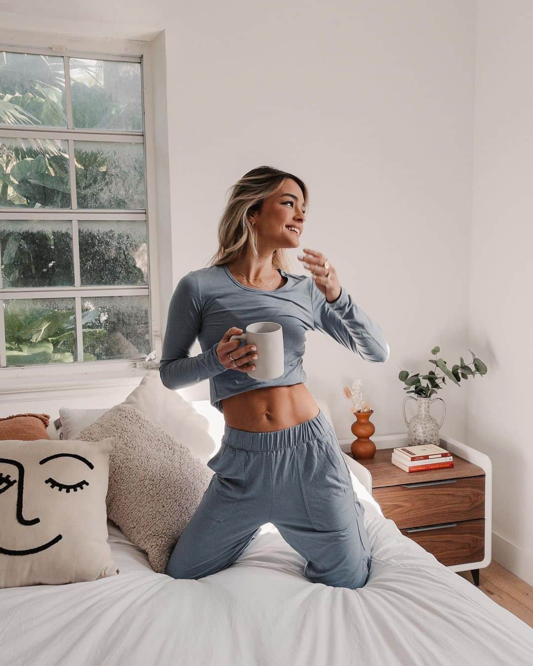 ヴェール・ゲンタさんのインスタグラム写真 - (ヴェール・ゲンタInstagram)「Is it acceptable to wear a cozy set every day of my life? Asking for a friend… specifically sleepwear from @fabletics pls 🕊🕊 #fableticsambassador」12月16日 4時38分 - valegenta