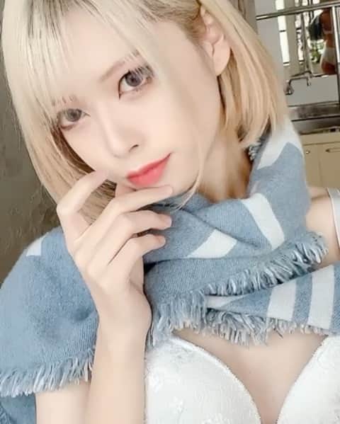 ぽにょ皇子のインスタグラム：「動くマフラーおんな  #cosplay #cosplayer #cosplaygirl # #コスプレ #コスプレイヤー #金髪 #グラビア #dj」