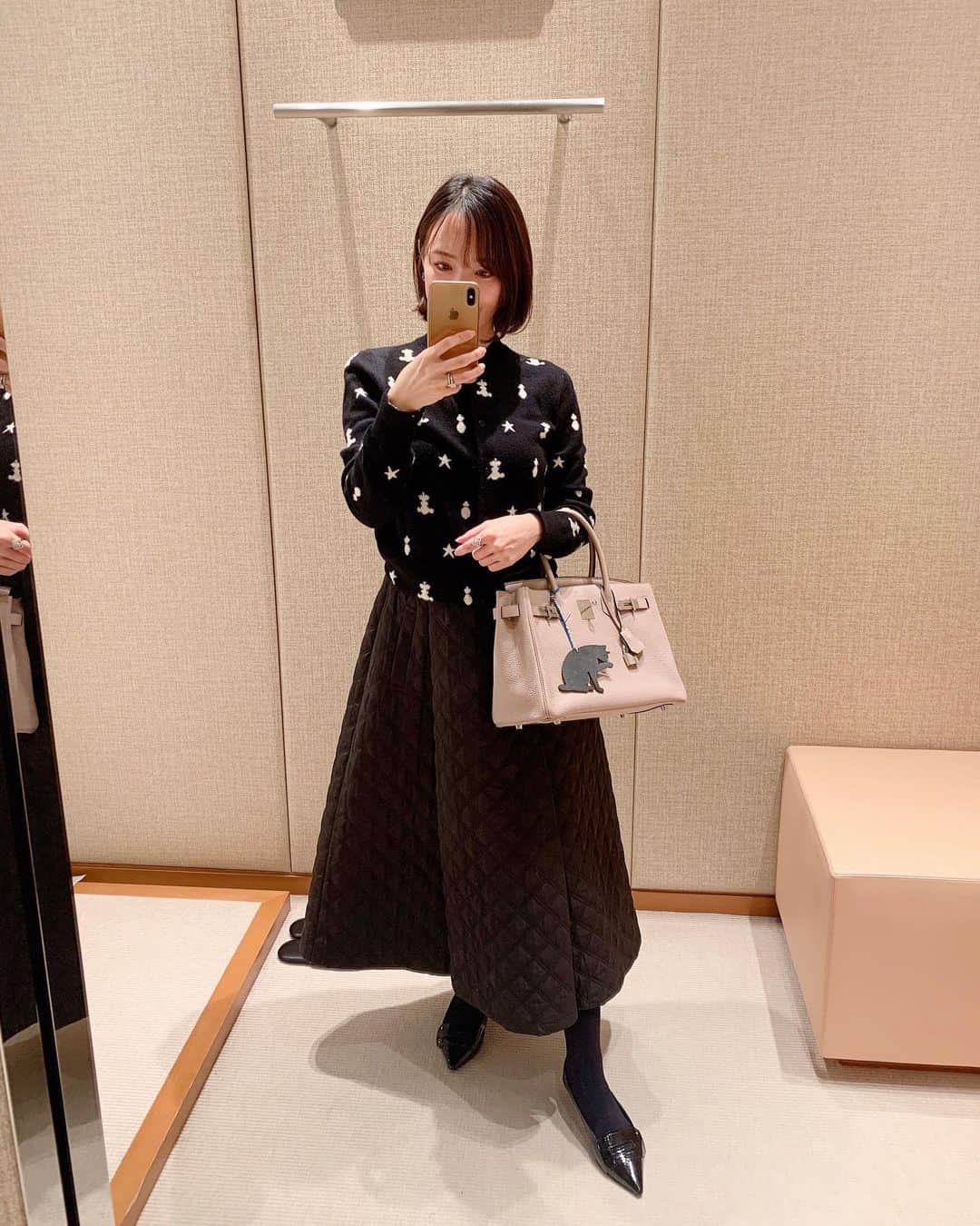 近本あゆみのインスタグラム：「変わり映えしないぐらいいつも#モノトーン 😅 柄や素材で華やかさを足したモノトーンにバッグで差し色が最近のお気に入りです🤍🖤 * * #fashion #ootd #code #coordinate #コーデ #ファッションコーデ #今日のコーデ #きょコ #ファッション好きな人と繋がりたい #おしゃれさんと繋がりたい #セルフィー #撮影  #いつコ #いつかのコーデ #ママコーデ #ママライフ #ママファッション #ワーママ #ママの休日 #2歳児ママ #男の子ママ #ニ児ママ #女の子ママ#赤ちゃんのいる生活 #お散歩コーデ #産後コーデ #モノトーンコーデ #差し色」