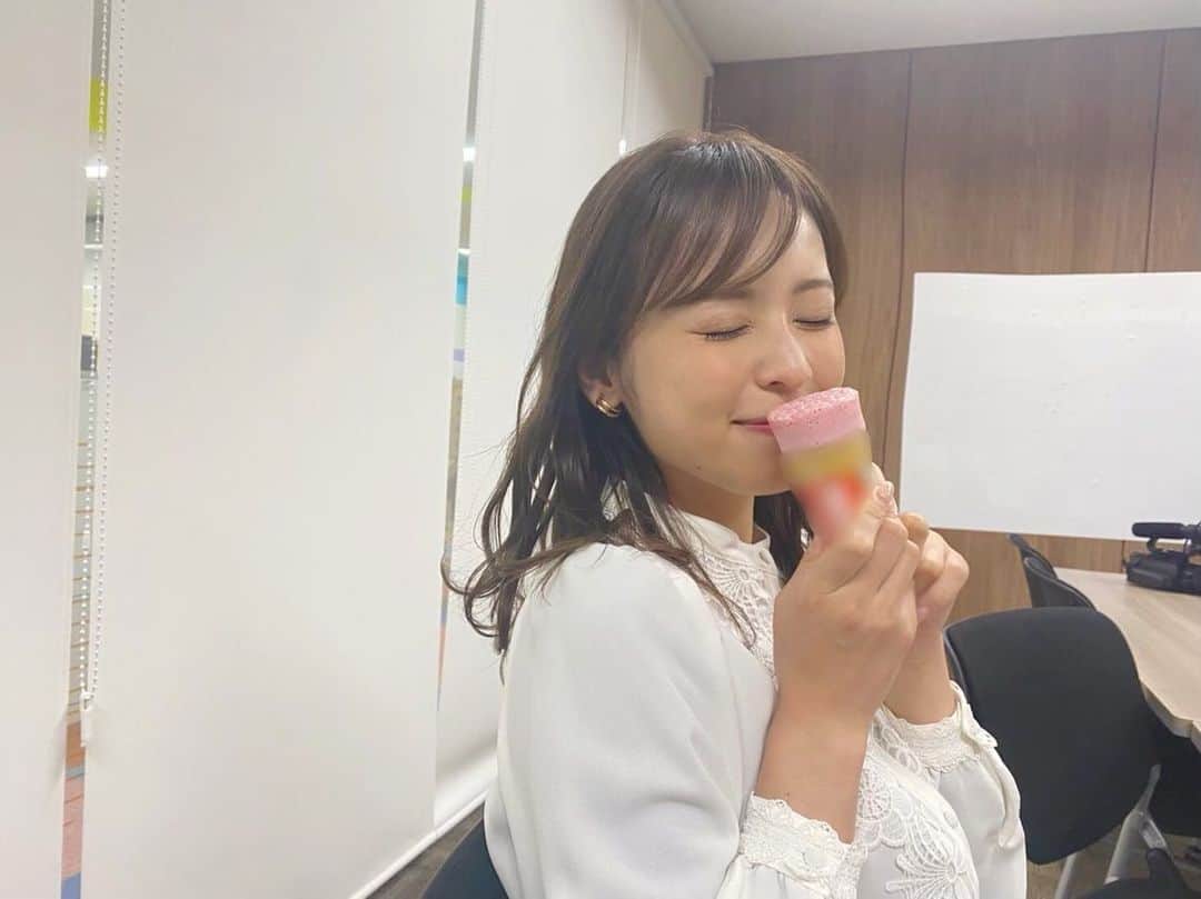 のインスタグラム：「* 甘いものが好き🍫 仲良しのスタッフさんが なつかしいお菓子をくれました🍰♡ * #お菓子」