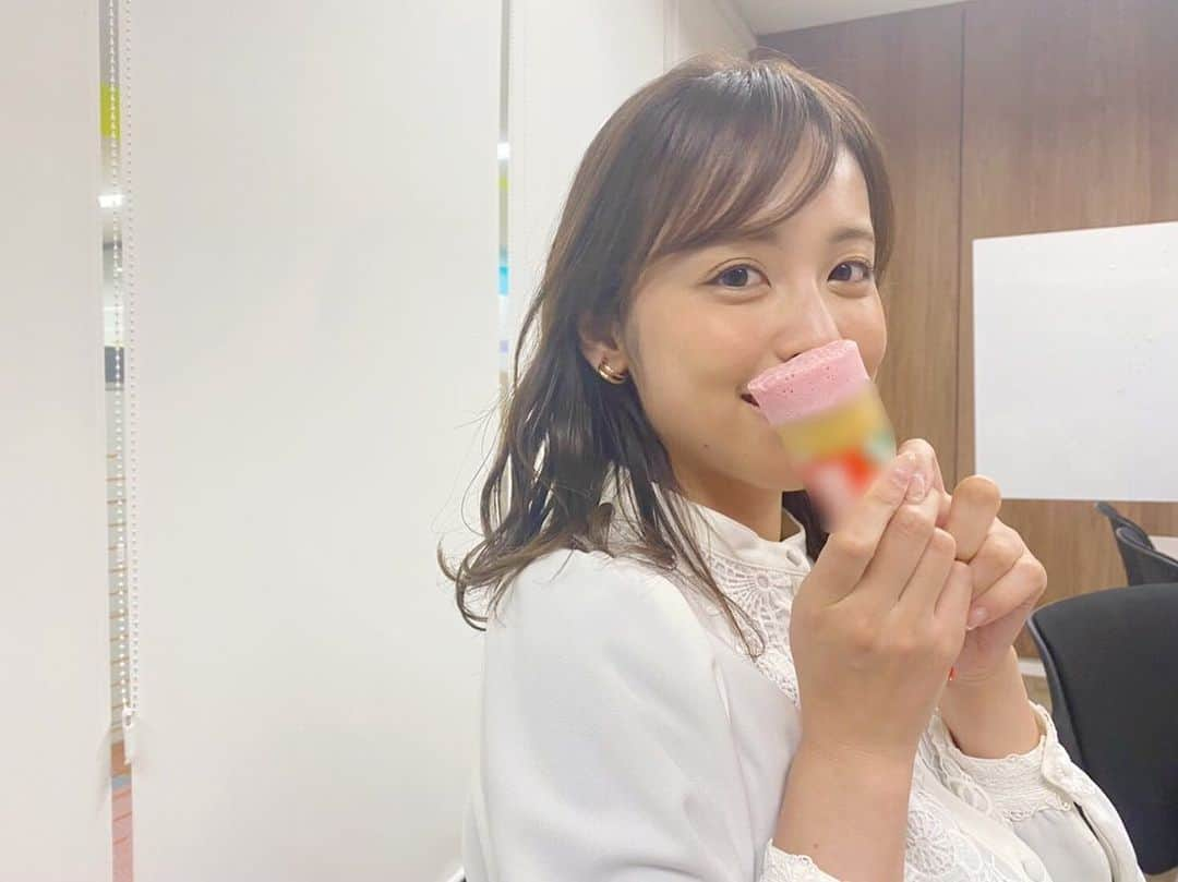 久慈暁子さんのインスタグラム写真 - (久慈暁子Instagram)「* 甘いものが好き🍫 仲良しのスタッフさんが なつかしいお菓子をくれました🍰♡ * #お菓子」12月15日 23時13分 - kuji_akiko