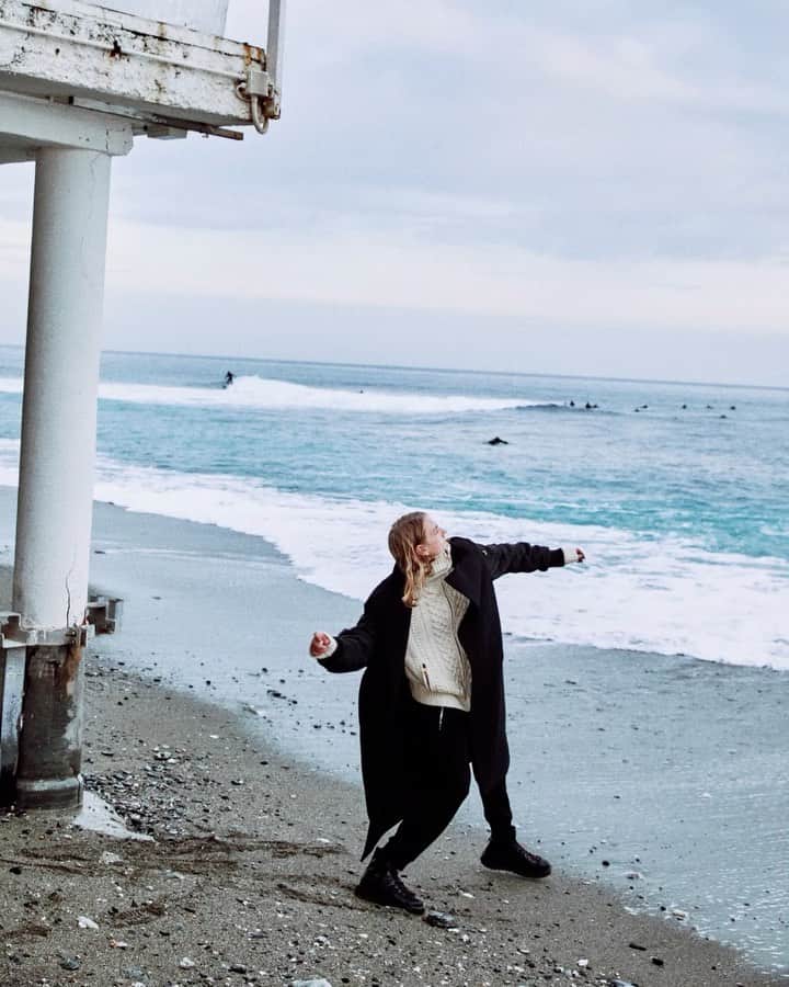 ニールバレットのインスタグラム：「Theo skipping stones at the beach..  PH @raffgrosso Model @theobolline  #NeilBarrett #FW21 #FallWinter2021 #WinterAtTheBeach」