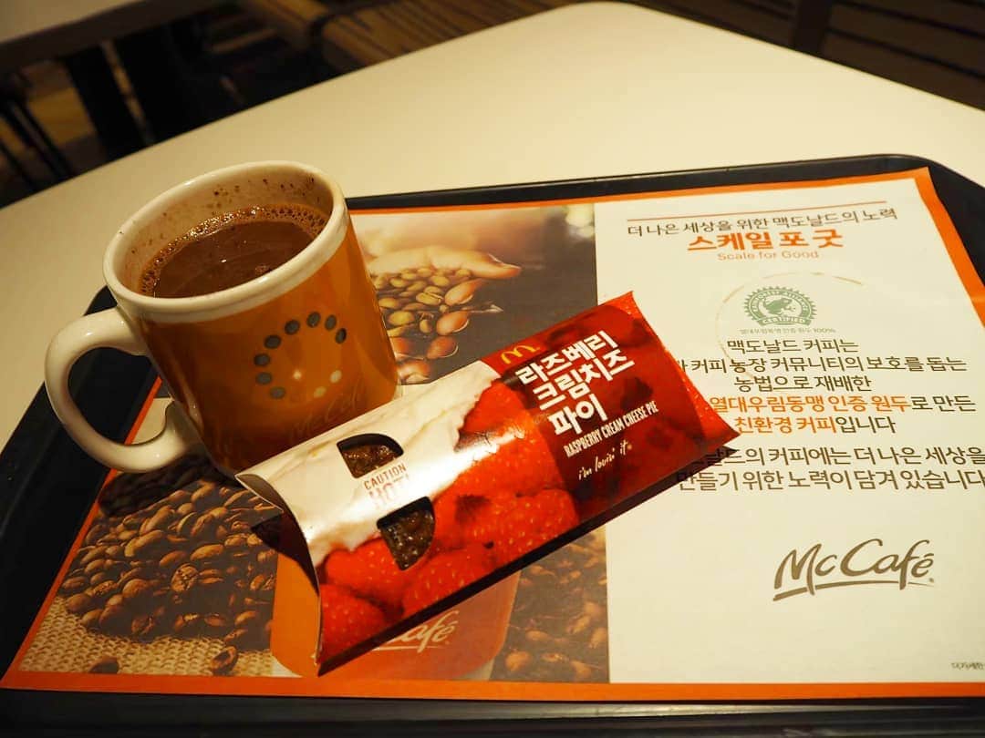 服部ひで子のインスタグラム：「韓国の マクドナルドで食べた  💜ラズベリークリームチーズパイ 🍫ホットチョコ  美味しかった！！！  海外には、日本にないメニューがあるのでファストフード巡りも楽しいんですよね～(* ´ ▽ ` *)ﾉ♪  日本は、この季節 もっぱらグラコロですねッ(#^.^#)🍔✨」