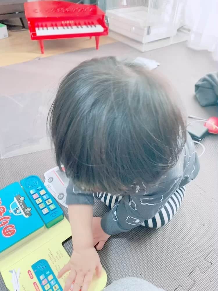 のインスタグラム：「絵本に付いてるロケットのカウントボタン。GOOOOOO！！！！ #一歳10カ月 #真似 #いつかは宇宙へ」