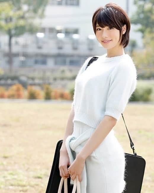 にょにょ（グラドルやAV女優を応援する垢）のインスタグラム：「#緒奈もえ ちゃん  12月15日のお誕生日おめでとう(・ω・)ノ🌴🎇🎆🎉🎂🎁🎉🎈 . . . #MoeOna」