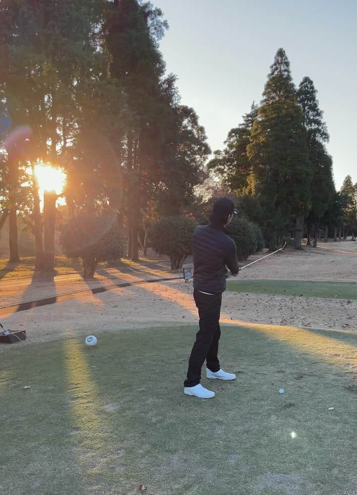 吉川大貴のインスタグラム：「⛳️🏌️‍♂️  この雰囲気 成功したショットを載せる と思うじゃん？笑」