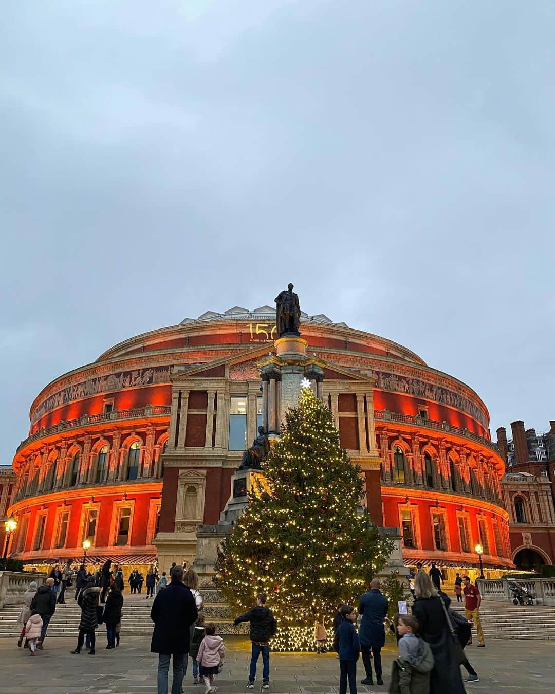 岡村仁美のインスタグラム：「ロイヤルアルバートホールの子供向けクリスマスコンサート🎄 ・ レンガ造りの外観も素敵ですが ホールの中もまた美しかったです ・ オーケストラでクリスマスソングを聴きながら 踊ったり、サンタも出てきたりして 娘たちも喜んでいました😊 「音楽の殿堂」とも呼ばれるホールで １歳児でも気軽に行けるイベントがあるのはいいですよね  #royalalberthall  #ロンドン生活 #クリスマスコンサート #双子育児 #娘たちが一番興奮していたのはクマの着ぐるみの登場」
