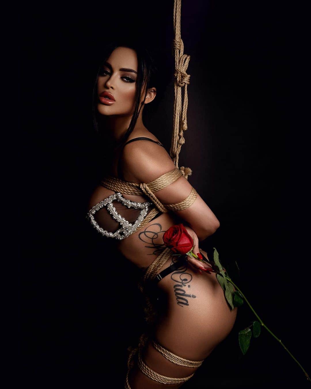 Nita Kuzminaのインスタグラム：「(Листайте) Фантазия мужчины — лучшее оружие женщины ♠️🥀 _ Photo by @blog_pavlova」