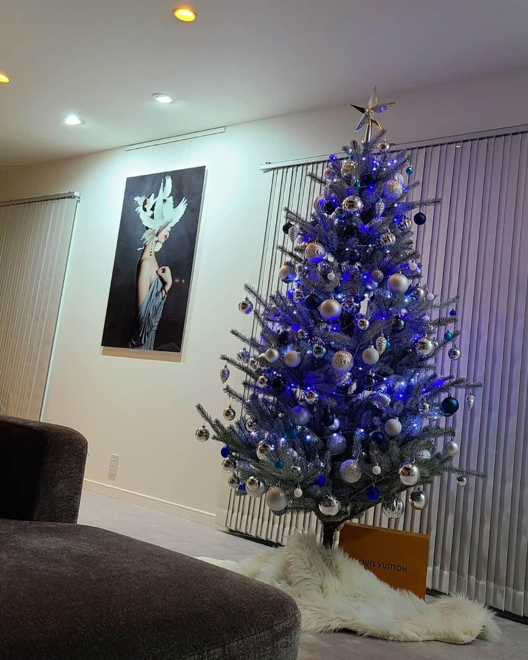 松本拓馬さんのインスタグラム写真 - (松本拓馬Instagram)「奥さんの「大きいクリスマスツリーを飾りたい！」という一言から始まった家づくり。 . 荷解きも落ち着き、やっと飾りました。 10日の命。😟 . #クリスマスツリー #モダンインテリア」12月16日 1時16分 - takuma_matsumoto_