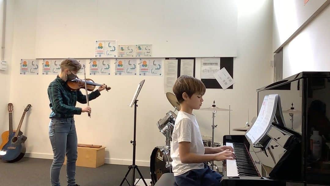シャキーラのインスタグラム：「Este concierto virtual es un pequeño homenaje de Milan a nuestra inolvidable Bela. Quien nos dejó el mejor regalo; El respeto y la devoción por el trabajo propio. Enseñándonos cómo hacer sentir a nuestros niños que aquello que hacen debe ser lo más importante para nosotros! This virtual concert is Milan’s small homage to our dear Bela, who left teaching us both parents and children the love, respect and devotion for one’s work, and how to make our kids feel that what they do is the most important thing in our world.」