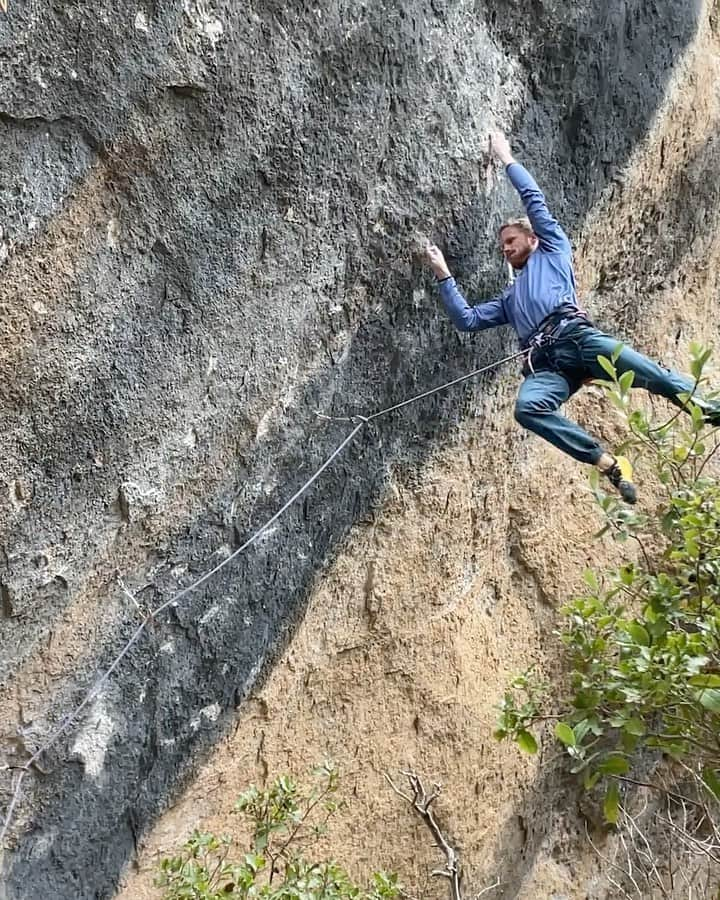 ヤコブ・シューベルトのインスタグラム：「NEW VIDEO - link in bio,  of the uncut ascents of King Capella and La Capella! I still had some days left and I actually managed to fulfill the ultimate goal of sending all the hard routes (>8c) in this sector in my 9 climbing days. Especially proud of my Flash of ‚Jungle Speed‘ and the quick 3rd ascent of ,Furia de Jabali‘ on the same day 🥳 But I follow up with some more info in the next days 💪🏻 • Video of the crux section of King Capella  • @mammut_swiss1862 @gloryfy_unbreakable @raiffeisen @lasportivagram @thecrag_worldwide  #rockclimbing #siurana #climbingvideo」