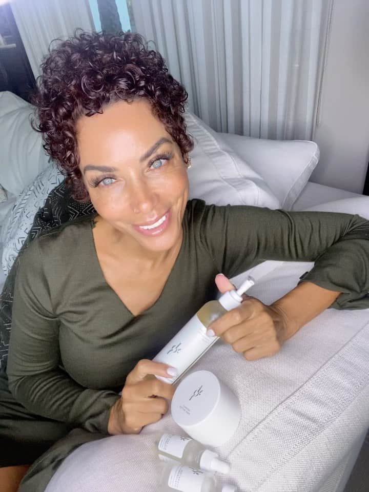 ニコール・ミッチェル・マーフィーのインスタグラム：「Follow  @yfoyshop   The super glow face wash   A.M. P.M. Hyaluronic acid serum   The all day glow Vitamin C serum  #yfoy #yourfountainofyouth  #everydayconfidence  #skincare  #skincareroutine  #hyluronicacid #vitaminc  #serum #facewash  #bodybutter  #coconut」