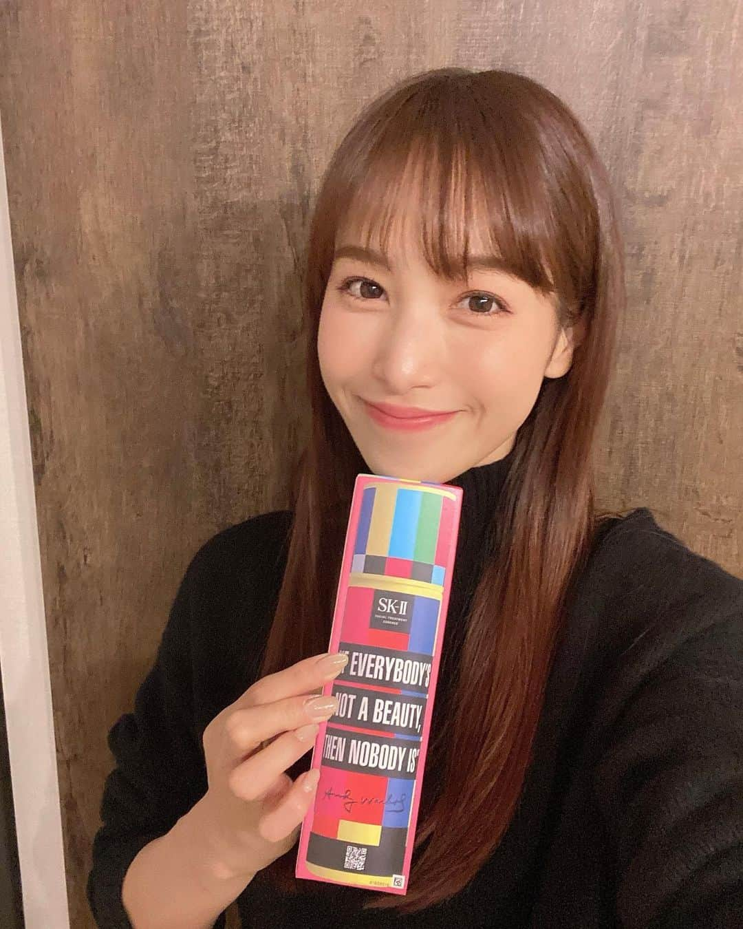 鷲見玲奈さんのインスタグラム写真 - (鷲見玲奈Instagram)「. SK-II×アンディ・ウォーホル コラボバージョン😍  毎日使うものが可愛いとテンション上がりますよね✨  SK-IIは昔使った時に肌に合わなくてやめていたのですが、肌質が変わったのか、久しぶりに使ったらむしろ相性◎でした☺️ こんなこともあるんですね！  この冬は乾燥対策をしつつ、透明肌目指してスキンケアがんばるぞー！！  #SKII #アンディウォーホルXSKII #クリスマスコフレ #pr」12月16日 12時53分 - sumi__reina