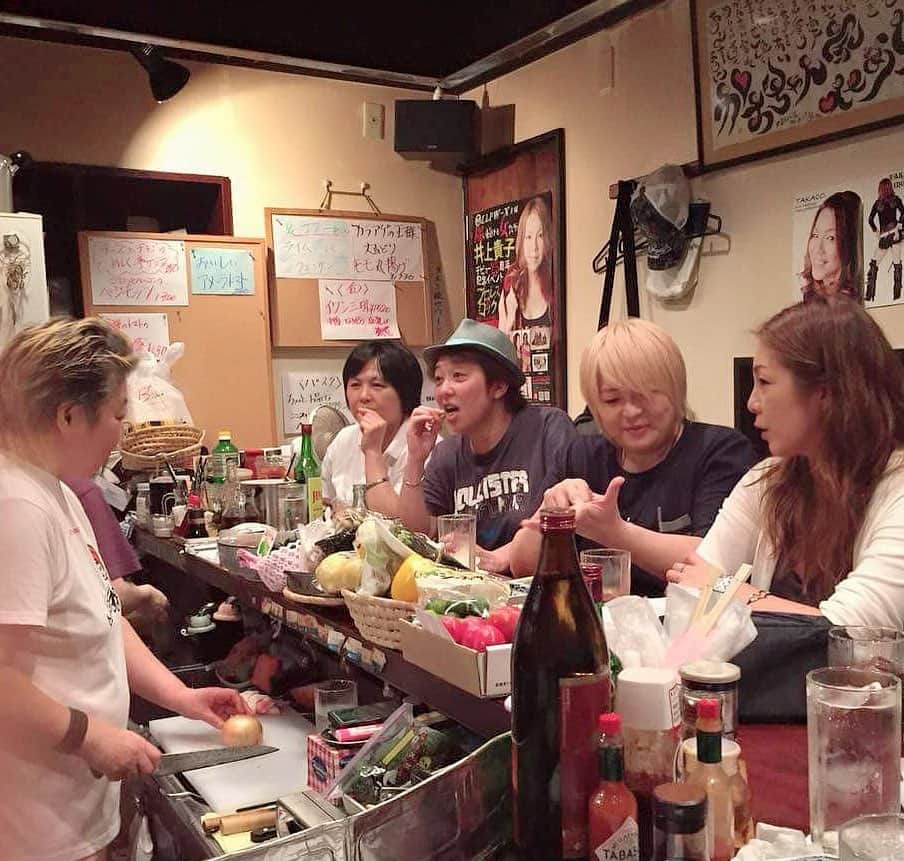 井上貴子のインスタグラム：「この写真って… 一体何年前なんだろう？？？ こーゆー日常が懐かしく愛おしい  さいちゃん（ハーレー斉藤選手）と 逢えなくなって5年か…  早いな… 最期に話した時 「貴〜コレ持って帰ってよ。カラダ中から汗が出て3回も着替えちゃったよ」  と  そこには几帳面な彼女の性格のまんま  ビニールの中に ビショビショに濡れたパジャマが 3つキレイにまとめて 置いてあった  汗ではなかったんだね…きっと  痩せてしまっていたけど 目ヂカラだけはしっかりしてた  でもカラダは悲鳴あげてたんだね  まさか その翌日に逝ってしまうとは…  プライベートで 凄くお世話になり  プロレス談義もよくしたなー  さいちゃんとは手が合う  殺伐としていた対抗戦でも さいちゃんとの試合は 清々しく闘うことができた  ハーレー斉藤凄っっっ  ってなりました！！  今でも尊敬してるし大好きだー！  Happyで^ ^  プロフィール画面に記載のURLより 通販サイト「神取屋」に飛べます^ ^  コロナ禍に携わる全てのお仕事の皆様 心から感謝しています 引き続き油断せずお気をつけてお過ごし下さいませ  #井上貴子  #LLPWX #大掃除 #神取屋歳末セール #全品30%off #女子プロレス #womensprowrestring #トイプードル #毎週火曜日YouTube更新 #ハーレー斉藤 #https://www.youtube.com/c/takacoinoue  #cacatocacat #貴子ちゃんちゅーぶ #YouTubeはじめました #チャンネル登録お願い致します #LLPWX通販サイト神取屋 #感謝 #STOPCOVID19」