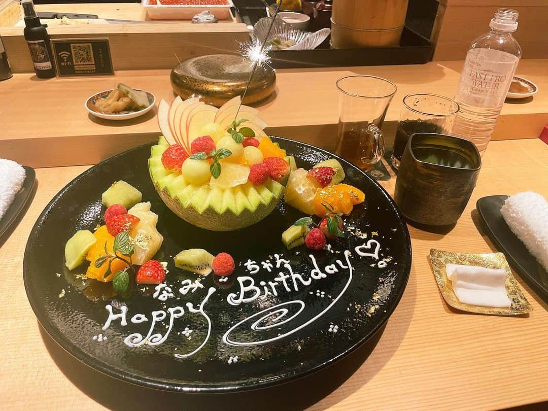 星野ナミのインスタグラム：「📍【黒シャリ】 Birthdayお祝いしていただきました🎂🎈 大好きカオさん達と美味しくて健康的なお鮨を堪能できて良い年になりそうです♡  素敵なご縁に感謝♡  今年も残り僅かですが体調に気をつけてがんばりましょう🌟」