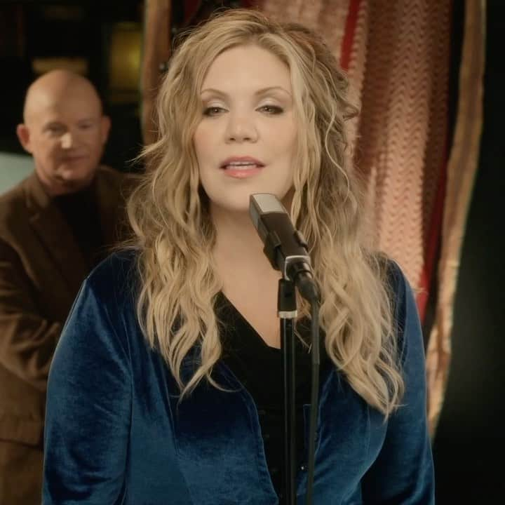 アリソン・クラウスのインスタグラム：「Watch @robertplantofficial and @alisonkrauss’ live performance of "Trouble with My Lover". The fourth track on the new 'Raise The Roof' album. Watch link in story」