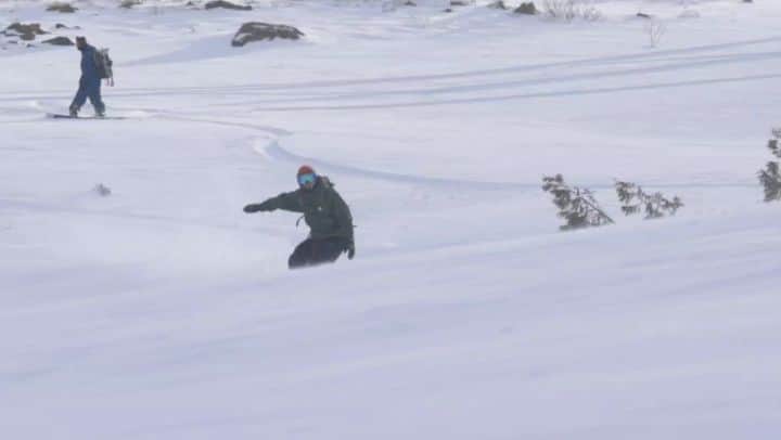 岡本圭司のインスタグラム：「A day from last year. Hakuba is an amazing field where has everything for snowboarding. 今年も時間を見つけて山をのぼろう。 Movie by @mantaroh1980」