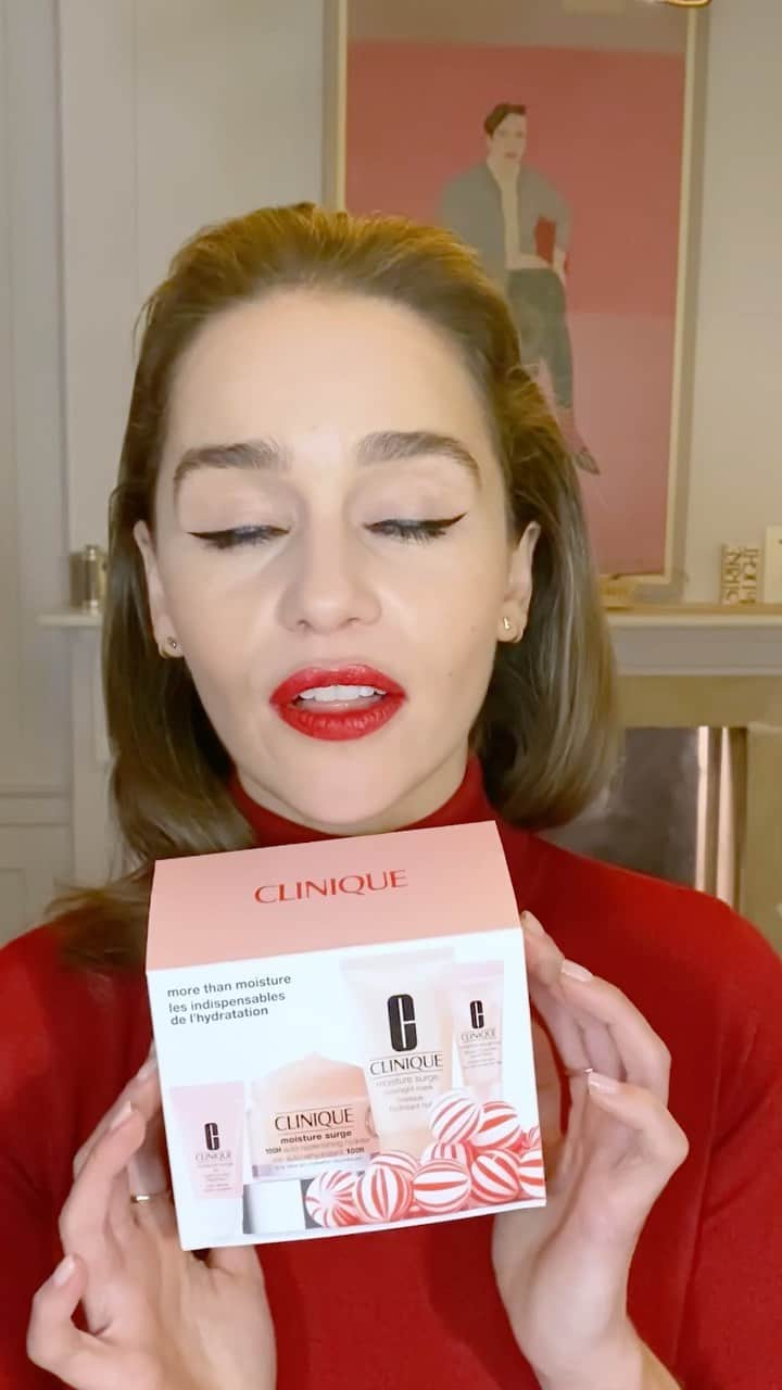 エミリア・クラークのインスタグラム：「#ad #CliniqueAmbassador The festive season continues!!! Don’t miss out on this beautiful more than moisture gift set from @clinique !!! Hurry whilst stocks last as this little baby will be on everyone’s gift list….. Perfect for that last min chance to spread the festive glowing skin 🎄😍💪🏻   #MerryClinique #MoistureSurge」