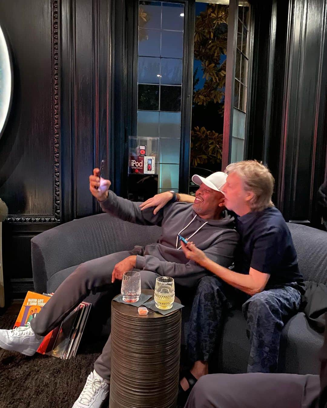 ドクター・ドレーのインスタグラム：「Here with one of my heroes!! Paul McCartney is cool AF!! I’m chillin with one of the fucking Beatles!!」