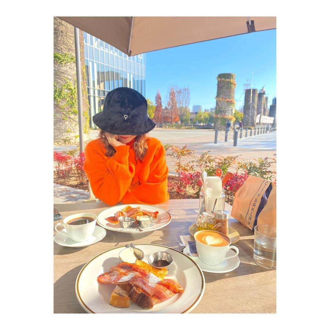 竹内彩姫のインスタグラム：「gm☀️  この間ちかちゃんとモーニング 行ってきたよ〜🍞🥓  天気も良かったからテラス席で⛅️!!  私朝から活動するの好きだから 早起きをしてくれる友達は貴重で嬉しい☺️  #gm #morning #名駅モーニング #citybakery #ノリタケの森  #frenchtoast  #cafelatte」