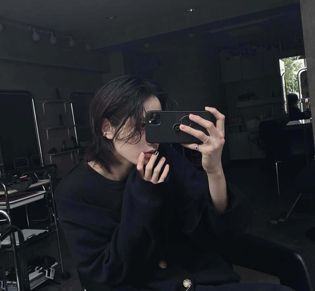 齋藤正太さんのインスタグラム写真 - (齋藤正太Instagram)「wet style  black nail   thankyouforyourcomments  #メンズウルフ#パーマ#ulzzangboy #ハイトーンカラー#メンズパーマ #マッシュ#ウルフ#マッシュウルフ#メイク #맞팔#眉毛サロン #眉毛メイク #アイライン #涙袋メイク #アイメイク #セルフィー#スパイラルパーマ #ツイストスパイラル#センターパート#ウルフカット#ツーブロック#パーマ男子#ブルーブラック#ツイストスパイラルパーマ#アイブロウ #眉サロン #マスカラ #メンズメイク」12月16日 8時57分 - signal8756