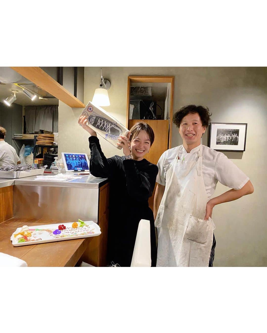 高山都さんのインスタグラム写真 - (高山都Instagram)「素敵なことがあるたびに行くレストランでりさちゃんとしっぽり忘年会🍽 小倉シェフのお料理は、ほんとうに美味しくて、はぁー幸せーって毎回コースの最後のお皿まで口福感を味わってる。 そしたら、お店からのサプライズのお祝いプレートがすごすぎた♡ ソムリエのしおみちゃんが描いてくれる絵が美しすぎて感動。実物の5割増しくらいに美人に盛ってくれた。 レガーロのみなさんありがとうございました！！ クボリサカラーしてからのレストランでのゴハン、ハッピーな夜でした。 りさちゃんに髪の毛もいつもと違った感じにセットしてもらって、新鮮でもあったなー。」12月16日 9時02分 - miyare38