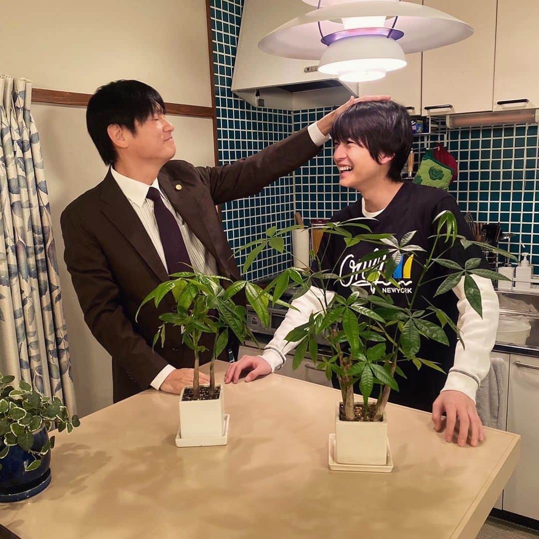 最愛のインスタグラム：「優くんもパキラも大きくなりました🪴✨  #最愛ドラマ #tbs #井浦新 #高橋文哉 #最終話12月17日夜10時」