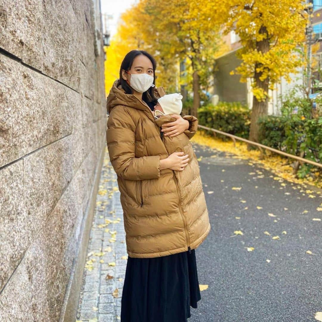 鉢嶺杏奈さんのインスタグラム写真 - (鉢嶺杏奈Instagram)「無事に1ヶ月検診も終えました♫  ボス（息子）はすくすく育ってます！ 体重も、、、ほぼ5キロ！w 大きい、、いや重いわぁ‼️w だんだんと左の手首が腱鞘炎になりそうな痛みを感じておりますwww  病院でも 他のベビーの泣き声を 眉間に皺を寄せて泣かずに堂々と聞いてましたw 初めての外は、風の冷たさに 顔を埋めて寝てましたw.  散歩もしていいということなので ボスの嫌いな冷たい風も 青空いっぱいの黄色い銀杏も 夕焼けの赤い紅葉も 世界にはたくさんの色があるんだよって 見せてあげたいー❤️ 教えてあげたい❤️  まだそんなに見えてはいないだろうが‼️w  家では 私の声や抱っこが分かるようになってくれて 1日の寝起きのスケジュールも決まってきました。 私からは常にミルクの匂いがしてて 朝日を部屋のソファーから 2人で見ることが日課になりましたw.  私はボスが泣く前の、一瞬の呼吸音を感じて起きられるようにもなったし 泣き声の違いも 分かるようになりました＾＾ 泣き声に寄り添うと面白いっ！  ボスもたくさん伝えたいことがあるみたいで 私にたくさん話しかけてくれますw ふしぎ発見で言葉の通じないコミュニケーションは得意だったのでw 今まさかのここで役立ってますww  おむつ，母乳ミルク，着替え の繰り返しの毎日だけど この同じ毎日に、いろんな表情と成長を見せてくれるボス❤️ ありがとうーねー😊  今日も童謡をかけて ママは舞いながらボスと遊びますw  #baby  #boy #授乳 #新生児 #新米ママ #男の子ママ #男の子ベビー #成長記録 #日常 #1ヶ月検診  #私のリアル  この、ダウンを自分へのプレゼントで 妊娠中に買ったのだけど ものすごくいい！ #ノースフェイス　のこの子！おススメです❤️ ちなみに、私はメルカリで探しまくったw」12月16日 10時15分 - hachimine_anna