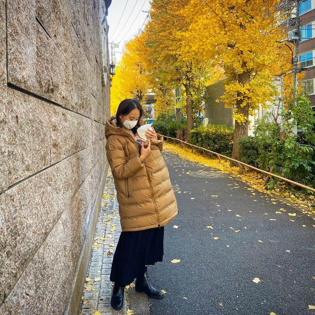 のインスタグラム：「無事に1ヶ月検診も終えました♫  ボス（息子）はすくすく育ってます！ 体重も、、、ほぼ5キロ！w 大きい、、いや重いわぁ‼️w だんだんと左の手首が腱鞘炎になりそうな痛みを感じておりますwww  病院でも 他のベビーの泣き声を 眉間に皺を寄せて泣かずに堂々と聞いてましたw 初めての外は、風の冷たさに 顔を埋めて寝てましたw.  散歩もしていいということなので ボスの嫌いな冷たい風も 青空いっぱいの黄色い銀杏も 夕焼けの赤い紅葉も 世界にはたくさんの色があるんだよって 見せてあげたいー❤️ 教えてあげたい❤️  まだそんなに見えてはいないだろうが‼️w  家では 私の声や抱っこが分かるようになってくれて 1日の寝起きのスケジュールも決まってきました。 私からは常にミルクの匂いがしてて 朝日を部屋のソファーから 2人で見ることが日課になりましたw.  私はボスが泣く前の、一瞬の呼吸音を感じて起きられるようにもなったし 泣き声の違いも 分かるようになりました＾＾ 泣き声に寄り添うと面白いっ！  ボスもたくさん伝えたいことがあるみたいで 私にたくさん話しかけてくれますw ふしぎ発見で言葉の通じないコミュニケーションは得意だったのでw 今まさかのここで役立ってますww  おむつ，母乳ミルク，着替え の繰り返しの毎日だけど この同じ毎日に、いろんな表情と成長を見せてくれるボス❤️ ありがとうーねー😊  今日も童謡をかけて ママは舞いながらボスと遊びますw  #baby  #boy #授乳 #新生児 #新米ママ #男の子ママ #男の子ベビー #成長記録 #日常 #1ヶ月検診  #私のリアル  この、ダウンを自分へのプレゼントで 妊娠中に買ったのだけど ものすごくいい！ #ノースフェイス　のこの子！おススメです❤️ ちなみに、私はメルカリで探しまくったw」