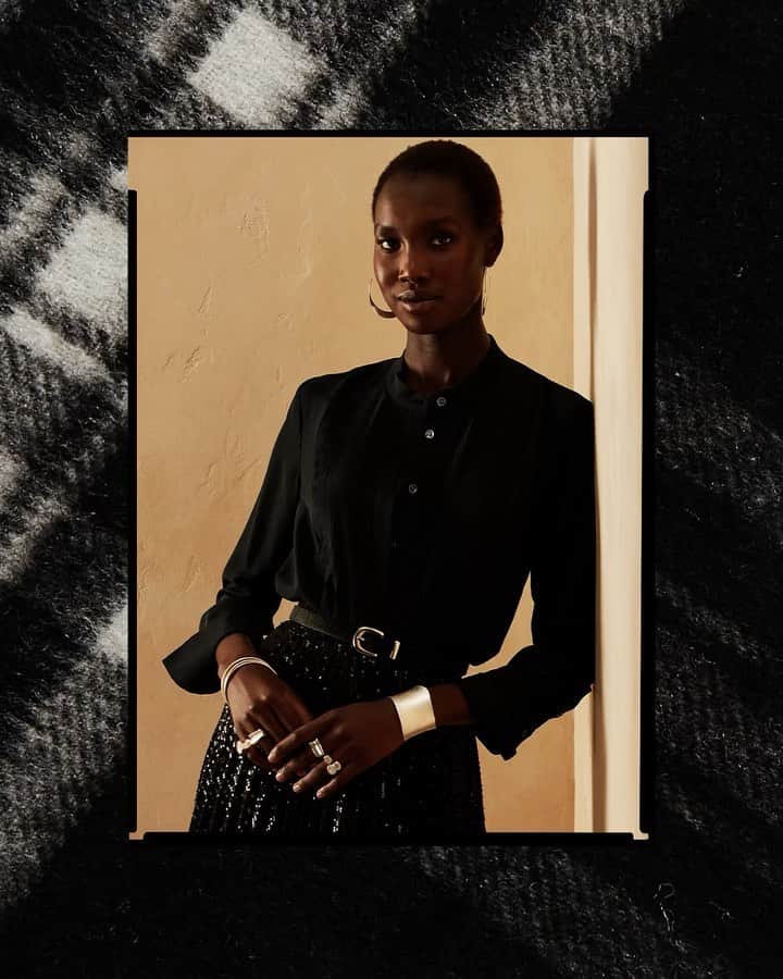 Banana Republic のインスタグラム：「Elegant and chic, explore festive styles that inspire splendor and wonder. Shop our curated guide via link in bio.」