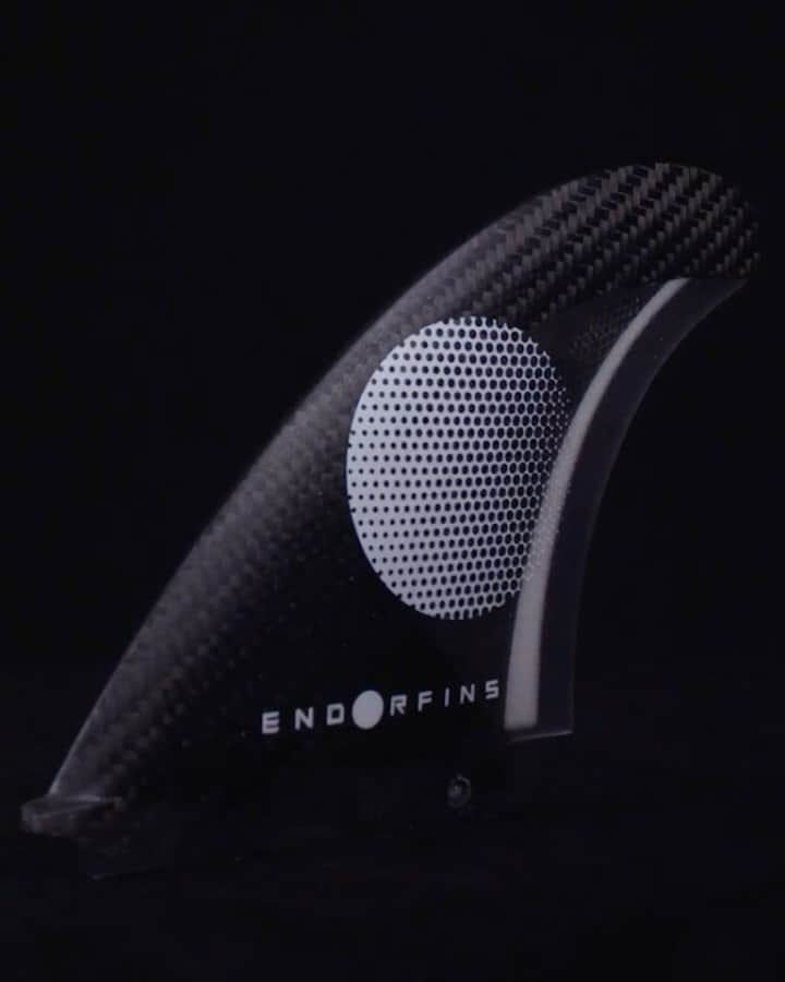 ケリー・スレーターのインスタグラム：「Most people who know me know how into fin design I am so I’m excited to announce the launch of  our new brand ‘ENDORFINS’ tonight. We’ve been working for nearly 2 years on the initial designs with Twin /Hybrid, Thruster, and Quad sets available. Site link in my bio. Check out the site for chance to win some fins and be involved in our fin evolution. P.S. #TheseFinsFloat. ✌🏽🤙🏽   🎥🎵 @marcelogarciaparedes @gruposal @hayden.mp3 @lieberfilms @alohavisuals @rafaelmellin」