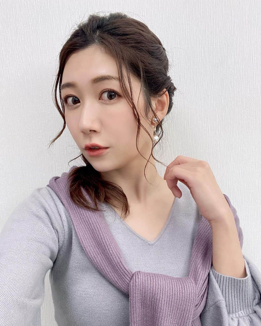 穂川果音さんのインスタグラム写真 - (穂川果音Instagram)「hairstyle  サイド編み下ろしスタイルだよ〜 hair→A  #hairstyle #hairarrange #arrangement #earrings #アベプラ　#ヘアースタイル　#ヘアアレンジ　#サイド編みおろし　#編み下ろしアレンジ　#サイド寄せアレンジ #サイド編み下ろし選手権　#イヤリング　#気象キャスター　#気象予報士　#お天気お姉さんコーデ」12月16日 11時03分 - hokawakanonn