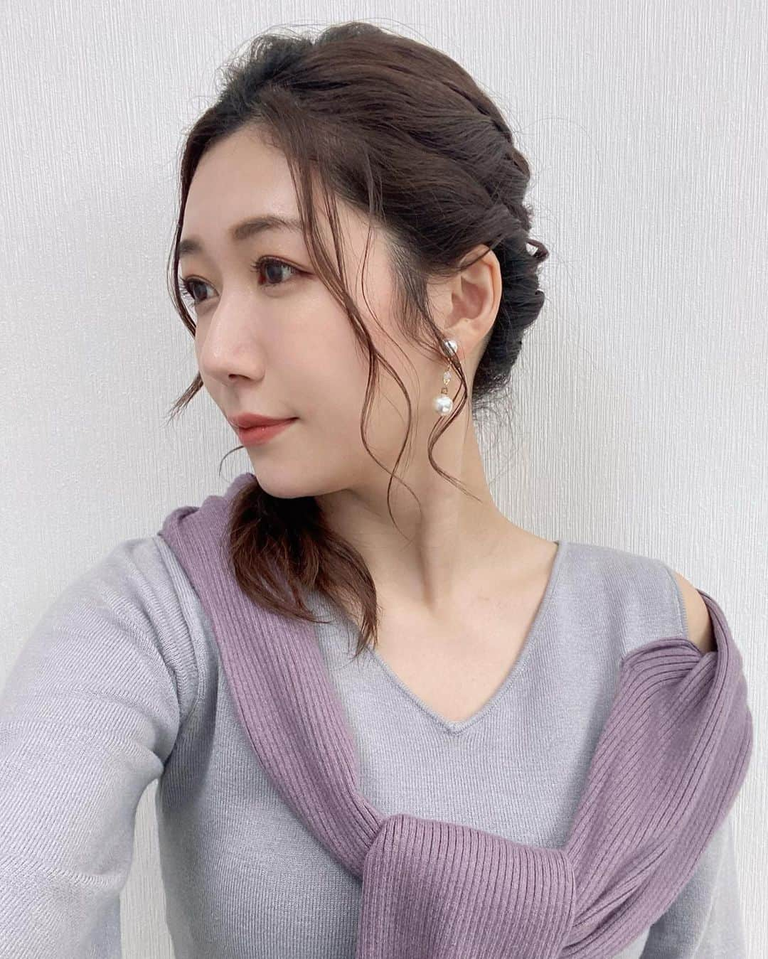 穂川果音さんのインスタグラム写真 - (穂川果音Instagram)「hairstyle  サイド編み下ろしスタイルだよ〜 hair→A  #hairstyle #hairarrange #arrangement #earrings #アベプラ　#ヘアースタイル　#ヘアアレンジ　#サイド編みおろし　#編み下ろしアレンジ　#サイド寄せアレンジ #サイド編み下ろし選手権　#イヤリング　#気象キャスター　#気象予報士　#お天気お姉さんコーデ」12月16日 11時03分 - hokawakanonn