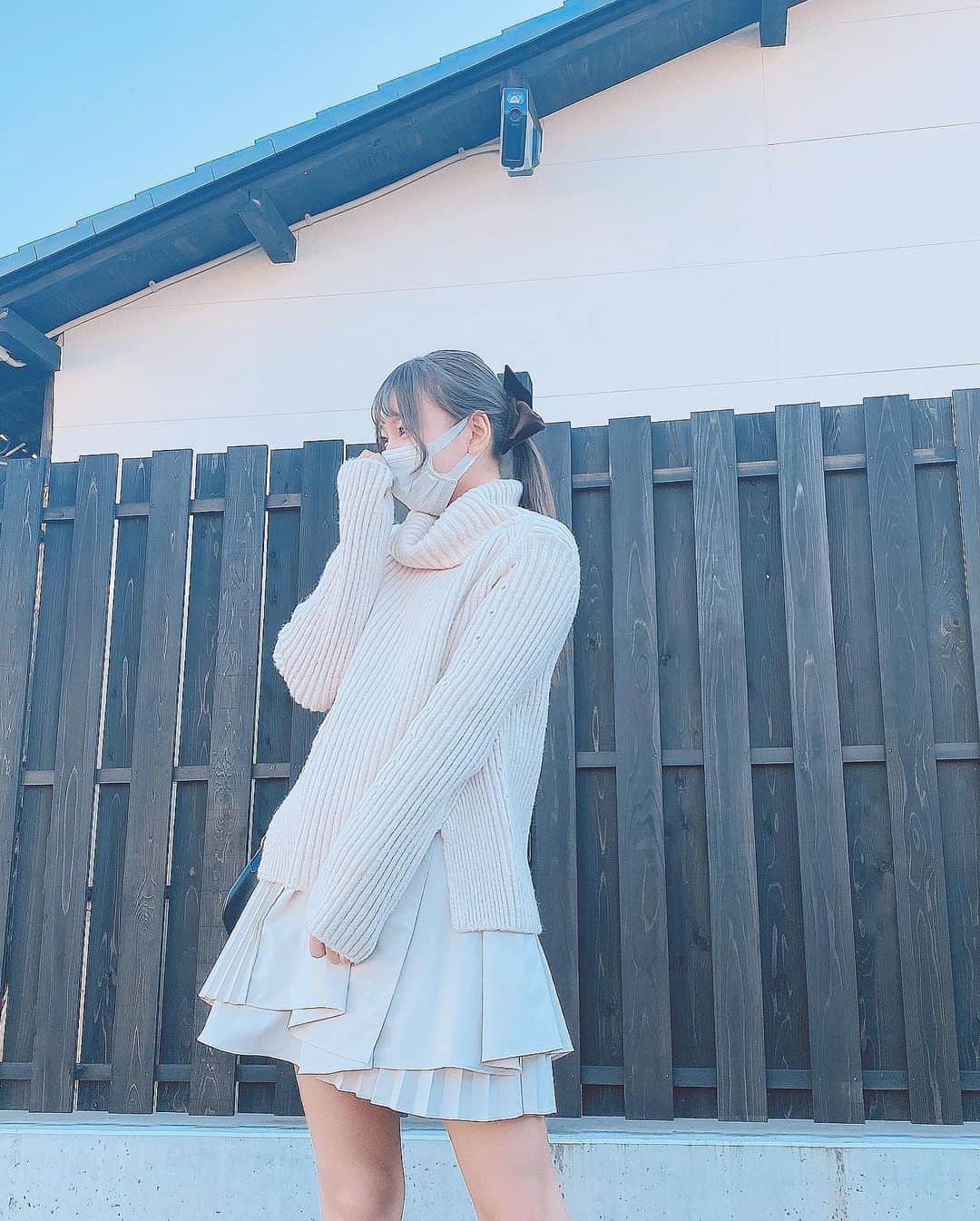 塩川莉世のインスタグラム：「snidelのニットワンピ❄️ . . 首まであったかくて丈感もかわいぃぃ👼🏻どかな？ . . #snidel #snidelニット #snidelワンピース #milaowen #usagionline #フーズフーチコ #whoswhochico #チコ #chico #ニットワンピース #ニットワンピ #冬コーデ #冬服コーデ #ディズニーコーデ #ディズニー好き」