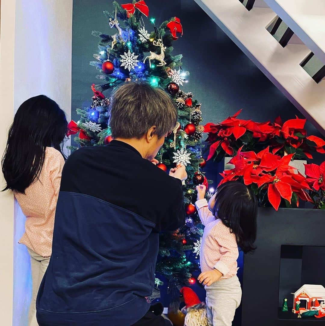 田村淳さんのインスタグラム写真 - (田村淳Instagram)「クリスマスツリー 飾り付け楽しいね🎄 プレゼントは サンタへのお願いとパパへのお願いを ２つ用意してる事に驚いた😵  サンタも信じてるけれど、現実路線もしっかりと追ってくる長女に感心してしまった^_^」12月16日 11時09分 - atsushilb