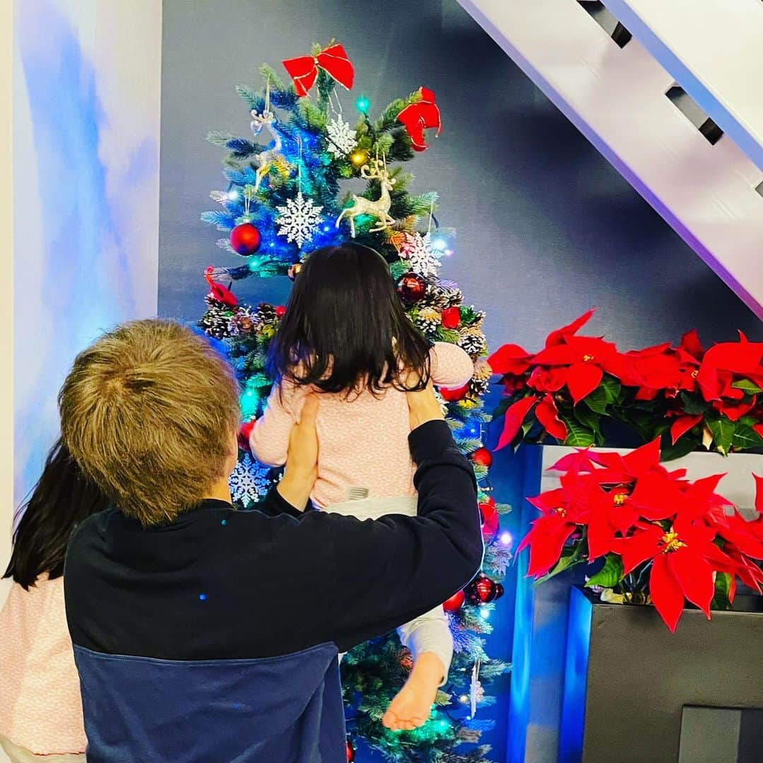 田村淳さんのインスタグラム写真 - (田村淳Instagram)「クリスマスツリー 飾り付け楽しいね🎄 プレゼントは サンタへのお願いとパパへのお願いを ２つ用意してる事に驚いた😵  サンタも信じてるけれど、現実路線もしっかりと追ってくる長女に感心してしまった^_^」12月16日 11時09分 - atsushilb